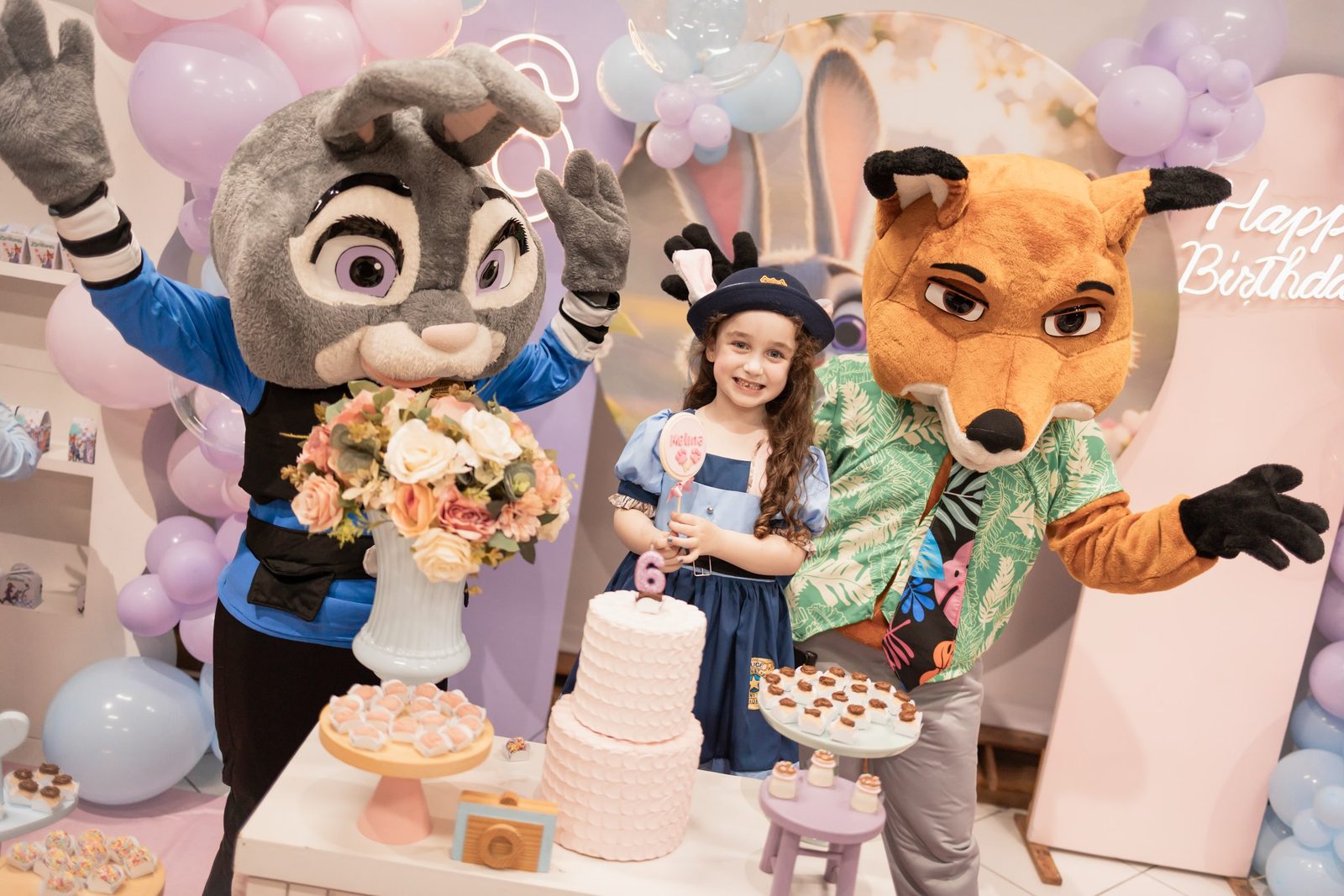 Melina com mascotes Judy e Nick de Zootopia no bolo